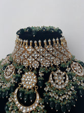 Load image into Gallery viewer, Raveena Kundan Set