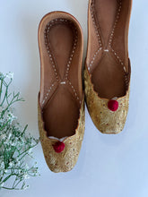 Load image into Gallery viewer, Gold Jutti