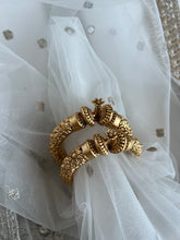 Load image into Gallery viewer, Floral Antique Karre