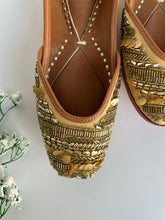 Load image into Gallery viewer, Tilla Golden Jutti