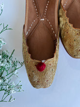 Load image into Gallery viewer, Gold Jutti