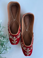 Load image into Gallery viewer, Maroon Jutti