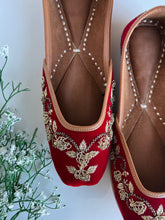 Load image into Gallery viewer, Maroon Jutti