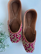 Load image into Gallery viewer, Magenta Pearl Jutti