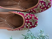 Load image into Gallery viewer, Magenta Pearl Jutti