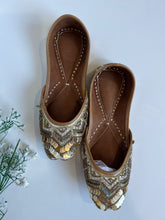 Load image into Gallery viewer, Gold Sequences Jutti