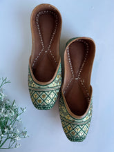 Load image into Gallery viewer, Green Threadwork Jutti