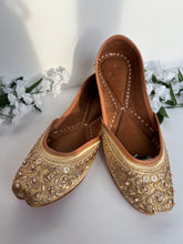 Load image into Gallery viewer, Golden Punjabi Jutti