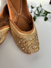 Load image into Gallery viewer, Golden Punjabi Jutti