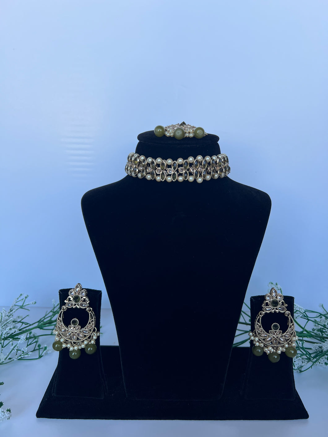 Preet Choker in Mehndi Green