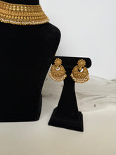 Load image into Gallery viewer, Manvi Antique Set (white pearls)
