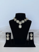 Load image into Gallery viewer, Uncut Kundan Set
