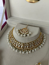 Load image into Gallery viewer, Simran Kundan Necklace Set
