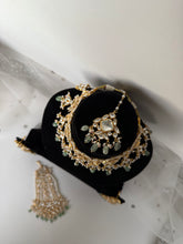Load image into Gallery viewer, Neha Kundan Set
