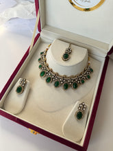 Load image into Gallery viewer, Kaviya Uncut Kundan Set (3 Colours)
