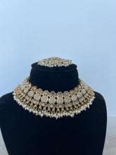 Load image into Gallery viewer, Preet Golden Necklace Set
