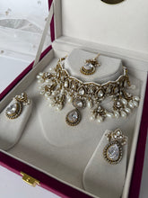 Load image into Gallery viewer, Luscious Kundan Set
