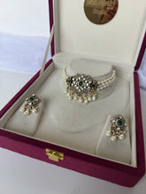 Load image into Gallery viewer, Emerald Pearl Choker Set
