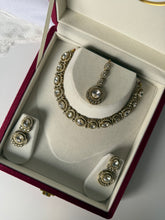 Load image into Gallery viewer, Farah Uncut Kundan Set
