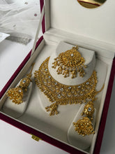 Load image into Gallery viewer, Jasneet Kundan Set Gold
