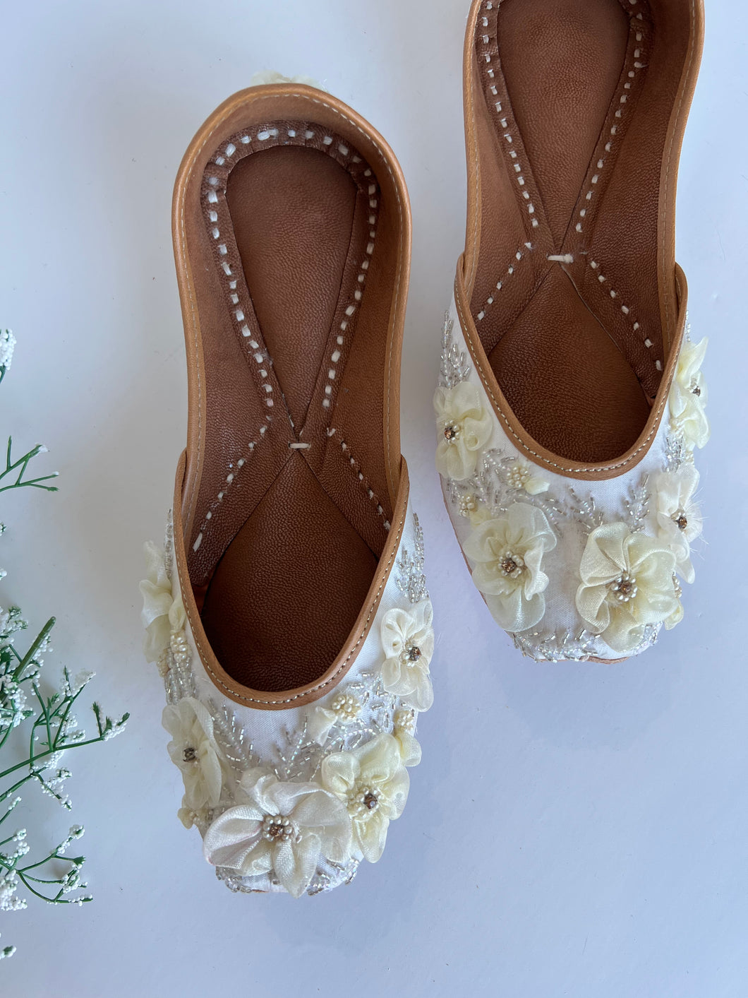 White floral Jutti