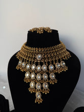 Load image into Gallery viewer, Kundan Antique V Set
