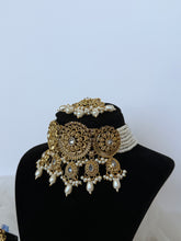 Load image into Gallery viewer, Antique Gold Choker
