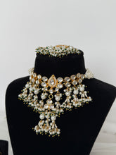 Load image into Gallery viewer, Paro Kundan Set
