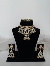 Load image into Gallery viewer, Paro Kundan Set
