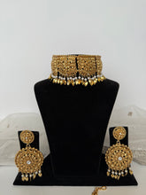 Load image into Gallery viewer, Antique Gold Choker Set
