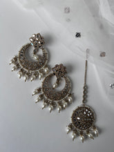 Load image into Gallery viewer, Chandan Earrings Set
