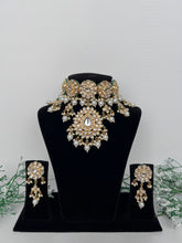 Load image into Gallery viewer, Uncut kundan locket set
