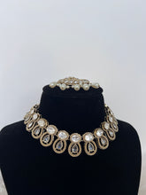 Load image into Gallery viewer, Nadia Necklace Set Gold (2)
