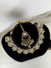 Load image into Gallery viewer, Pearl Uncut Kundan Set
