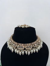 Load image into Gallery viewer, Golden Necklace Set
