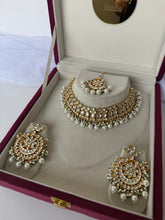 Load image into Gallery viewer, Simran Kundan Necklace Set
