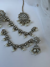 Load image into Gallery viewer, Kundan Bahubali Earrings Tikka
