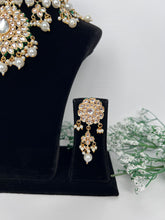 Load image into Gallery viewer, Uncut kundan locket set
