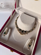 Load image into Gallery viewer, Emerald Uncut Kundan Set
