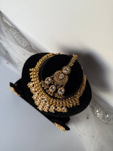 Load image into Gallery viewer, Kundan Antique V Set
