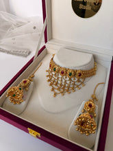 Load image into Gallery viewer, Veena Gold Set (Ruby green)
