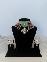 Load image into Gallery viewer, Suhavi Kundan Set
