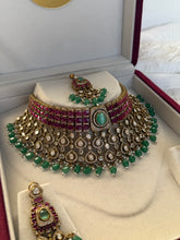 Load image into Gallery viewer, Exquisite Tiyani Kundan Set
