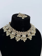 Load image into Gallery viewer, Pearl Uncut Kundan Set

