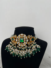 Load image into Gallery viewer, Noor Emerald Kundan Set
