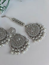 Load image into Gallery viewer, Reet Silver Tikka Set
