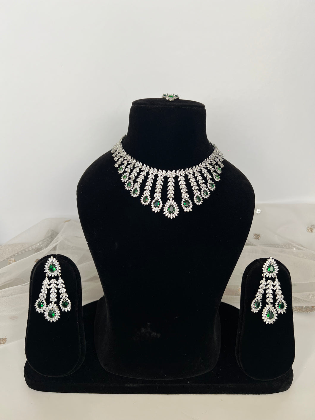 Prii Emerald Diamond Set