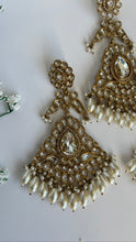Load image into Gallery viewer, Kundan Statement Set
