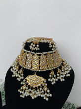 Load image into Gallery viewer, Aqsa Thappa Kundan Set
