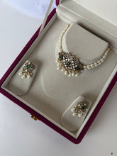 Load image into Gallery viewer, Emerald Pearl Choker Set
